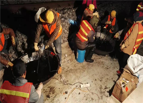 混合、攪拌，配制PTN材料